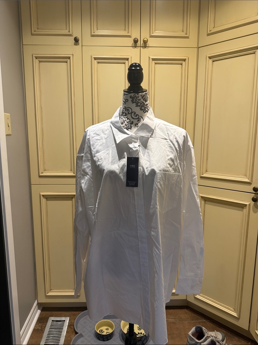Women’s Classic White Long-Sleeve Button-Up Shirt